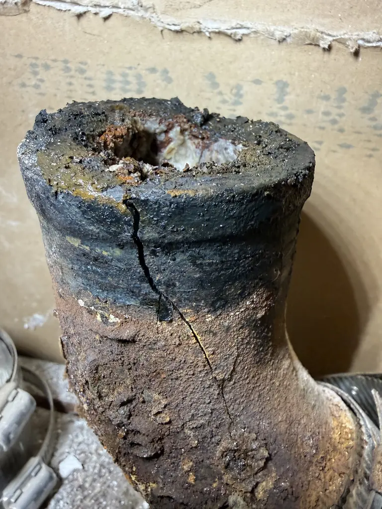 The old cast iron fitting, cracked through