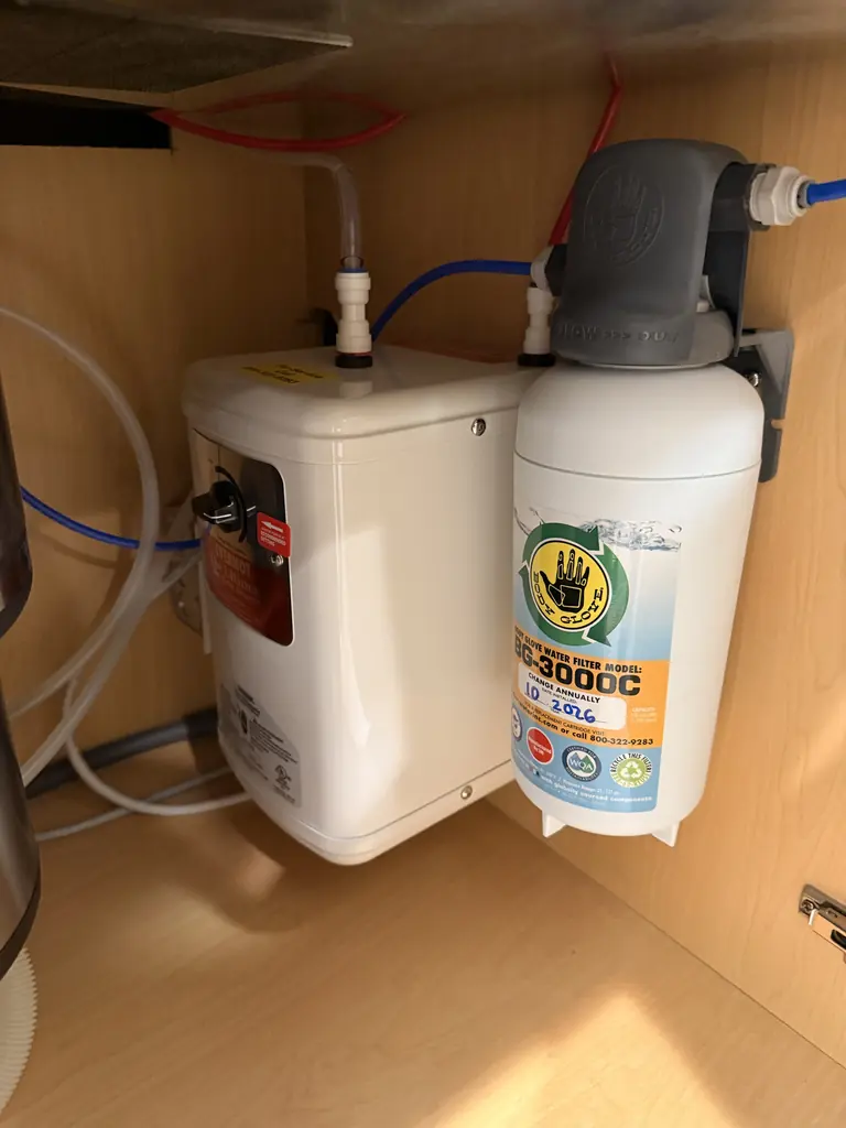 The new instant hot tank and Body Glove BG-3000 filter under the sink